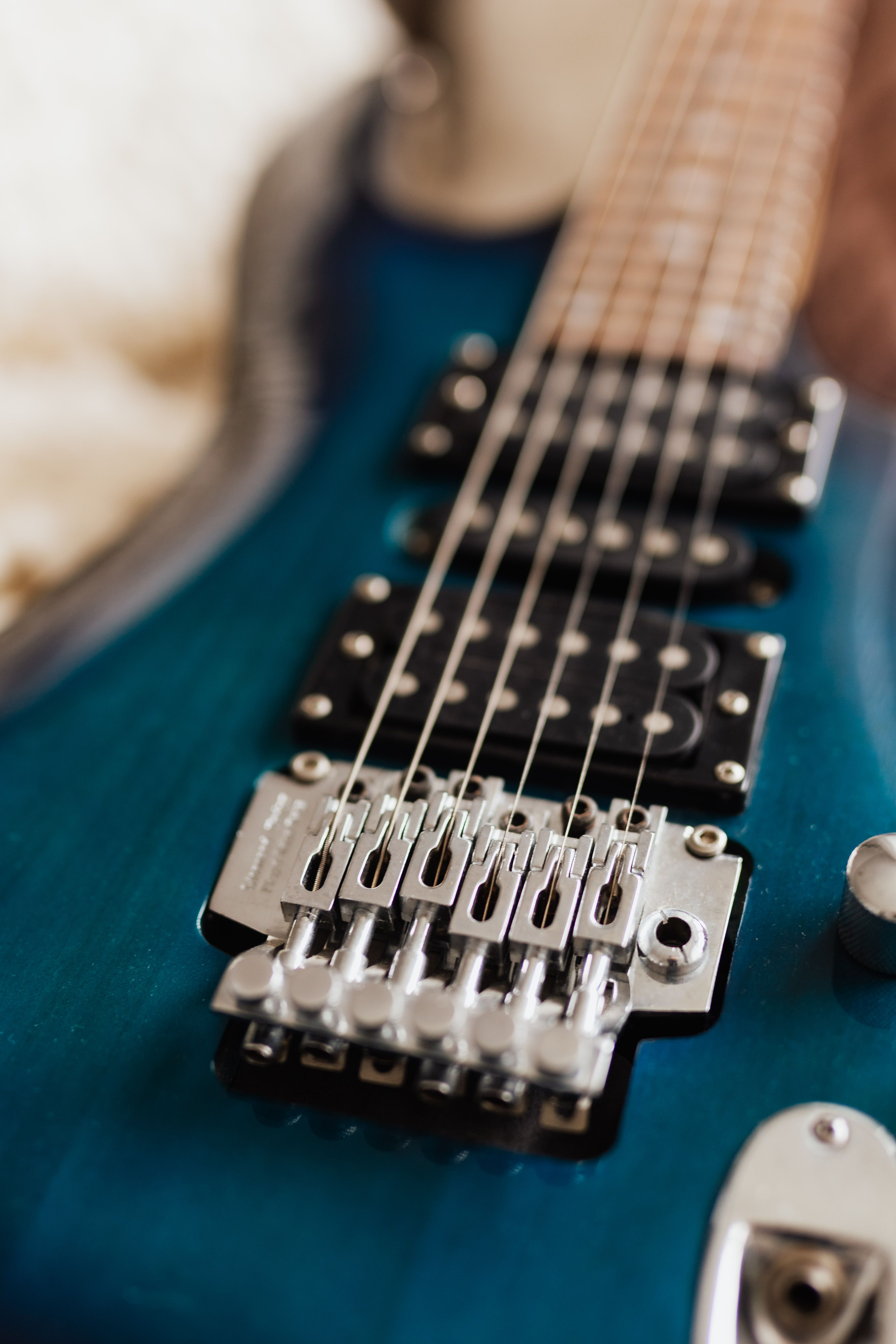Close-up van de snaren en pickups