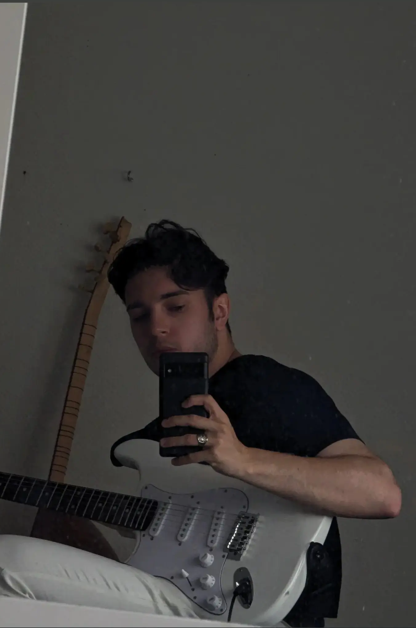 Gitaar op standaard in mijn kamer