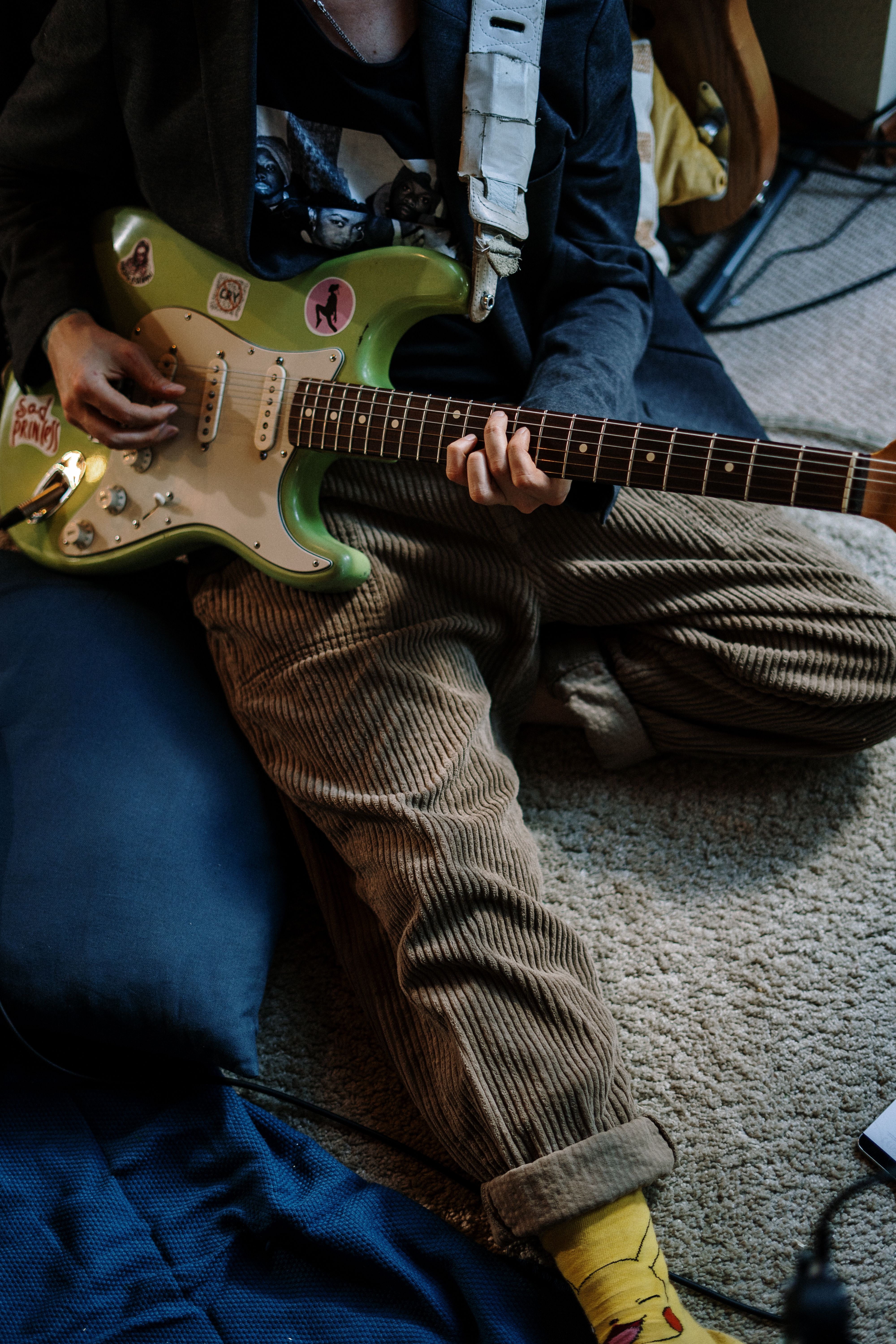 Gitarist die thuis aan het oefenen is